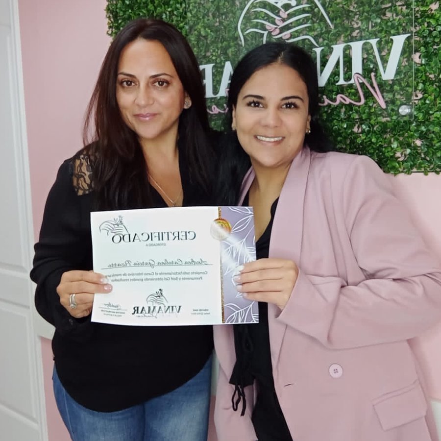 Formación de alumna en Vinamar Nail Studio, publicada en Instagram