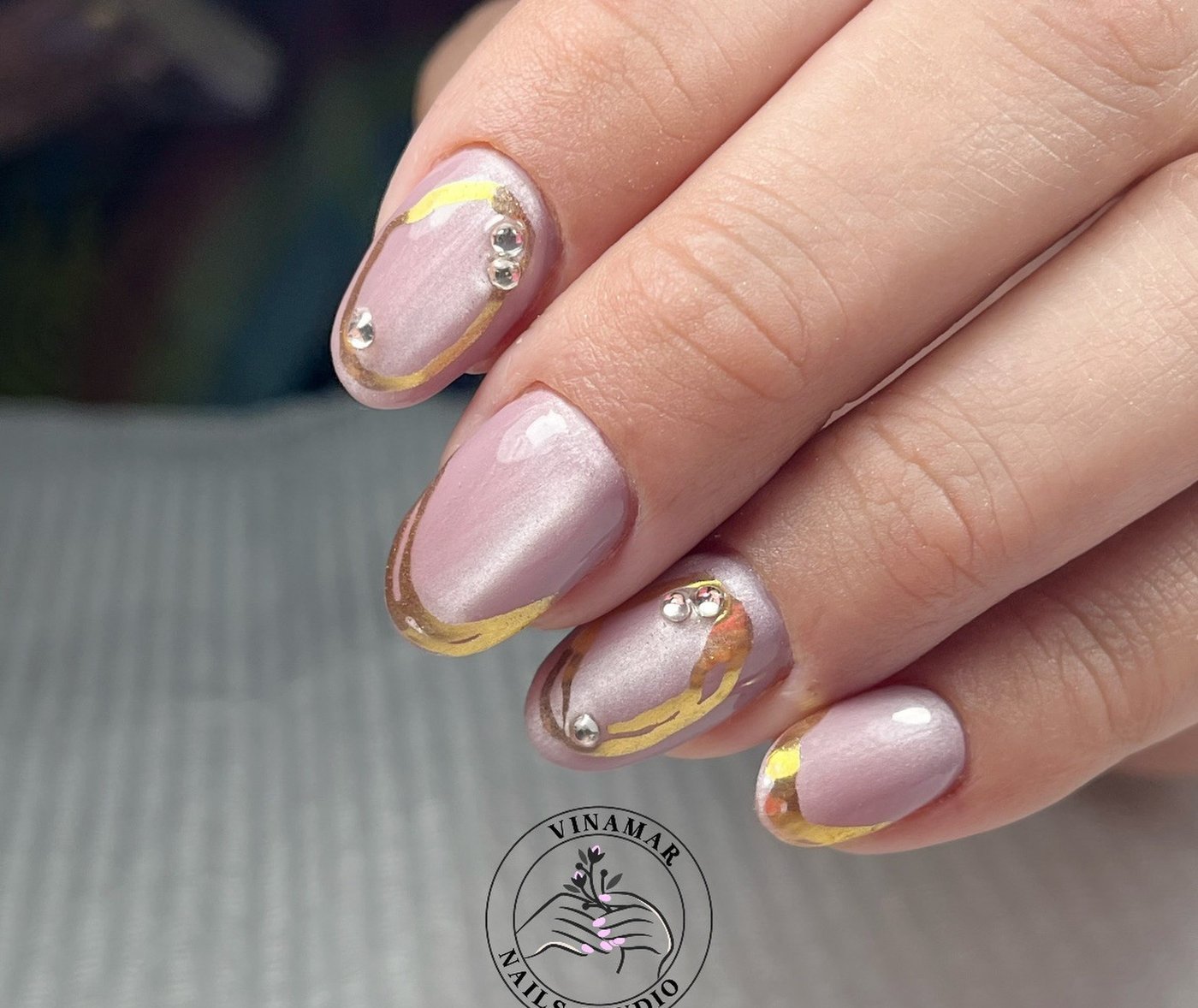 Diseño cat eyes con cristales hecho en Vinamar Nail Studio