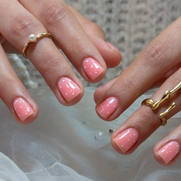 Manicura brillante con anillo real hecha en Vinamar Nail Studio, publicada en Instagram