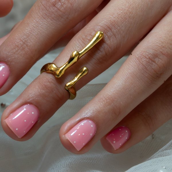 Manicura con lunares real hecha en Vinamar Nail Studio, publicada en Instagram