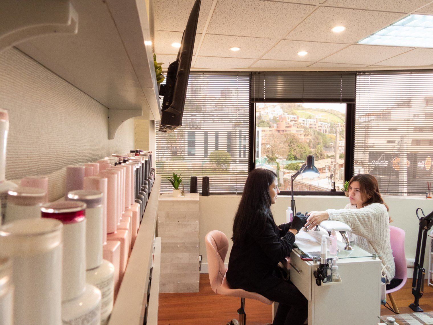 Espacio de Vinamar Nail Studio con sillas rosadas